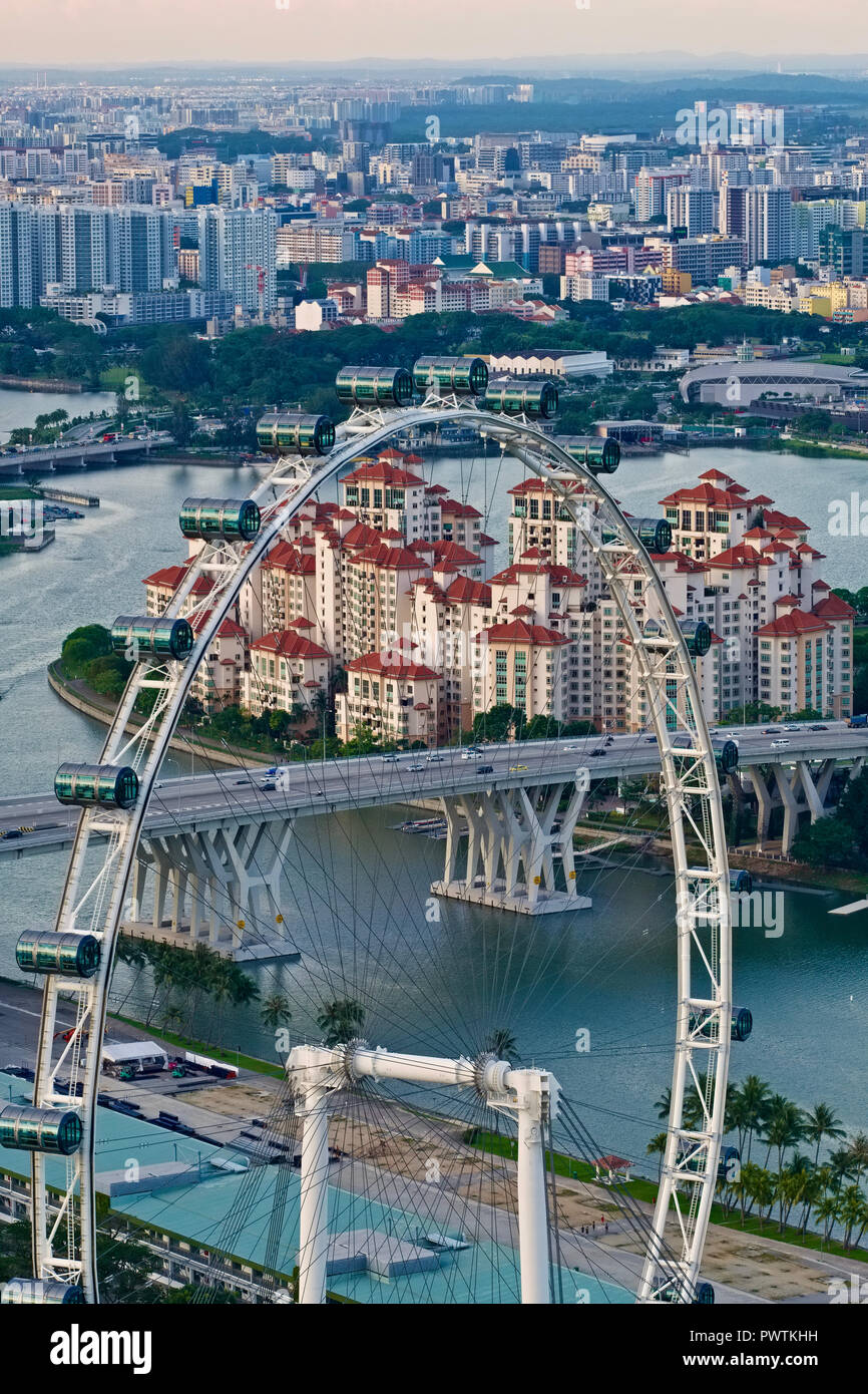Vue depuis le SkyPark à Marina Bay Sands Hotel sur le Singapore Flyer, Tanjong Rhu Marina, le réservoir et au-delà, à Singapour Banque D'Images