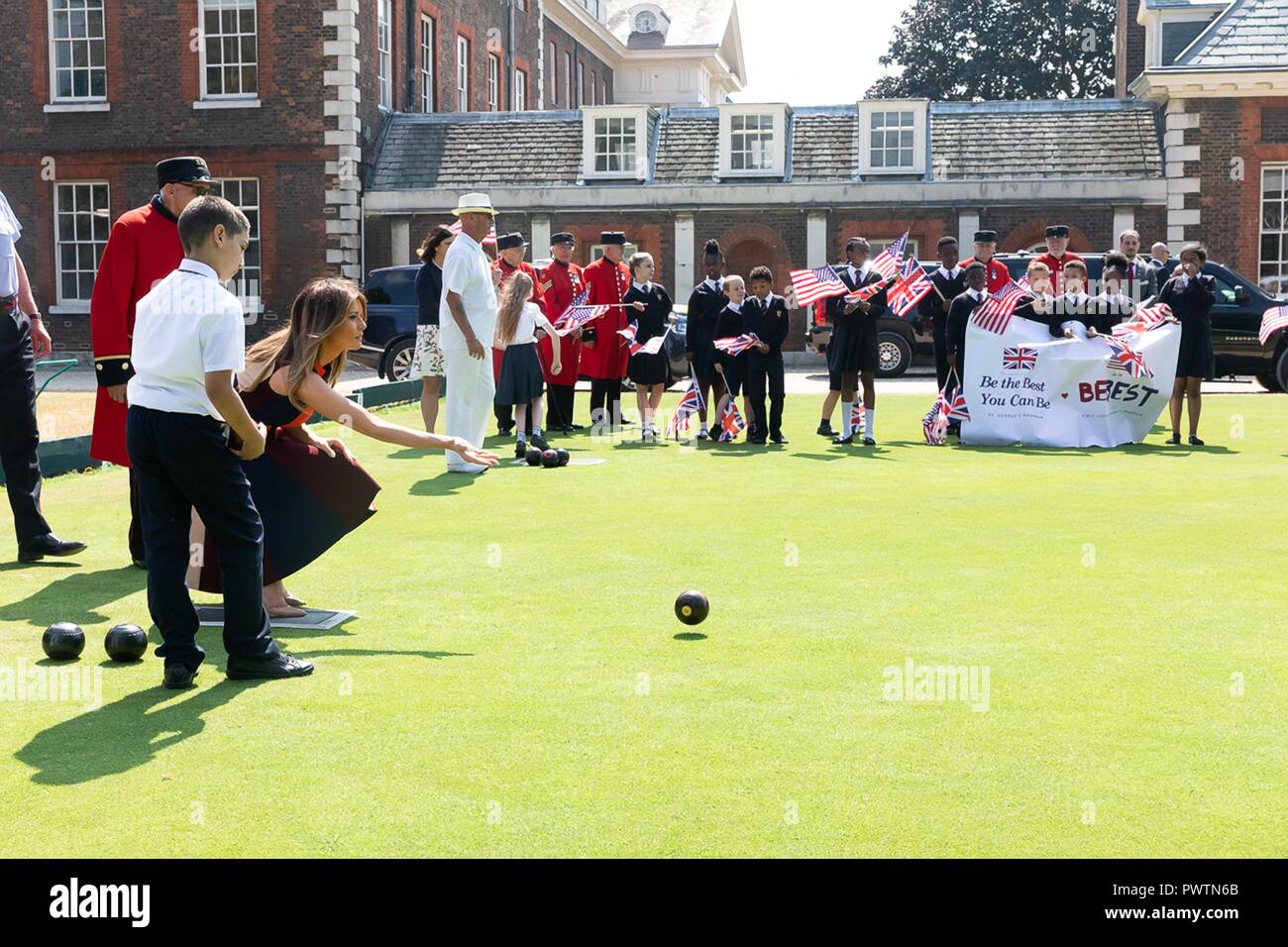 La première dame des États-Unis Melania Trump tente sa main à la pétanque lors d'une visite au Royal Hospital Chelsea le 13 juillet 2018 à Londres, Royaume-Uni. Banque D'Images