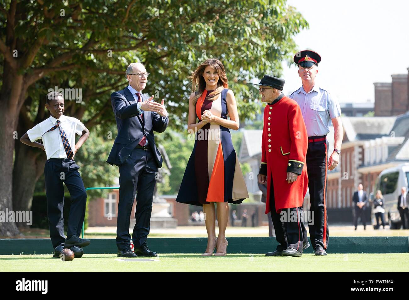 La première dame des États-Unis Melania Trump et Philip Mai, mari de Premier ministre britannique Theresa May, s'essayer à la pétanque lors d'une visite au Royal Hospital Chelsea le 13 juillet 2018 à Londres, Royaume-Uni. Banque D'Images