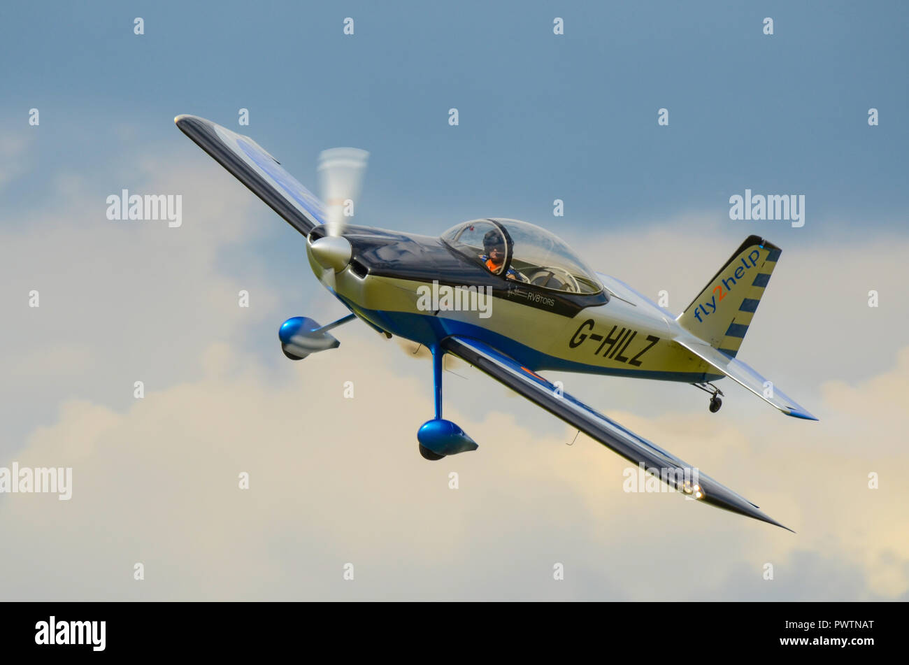 Andy Hill pilote aux commandes de son avion RV-8 Cars homebuilt HILZ-G8RV de tors display team. Andy Hill plus tard s'est écrasé à Shoreham jet Hawker Hunter en 2015 Banque D'Images