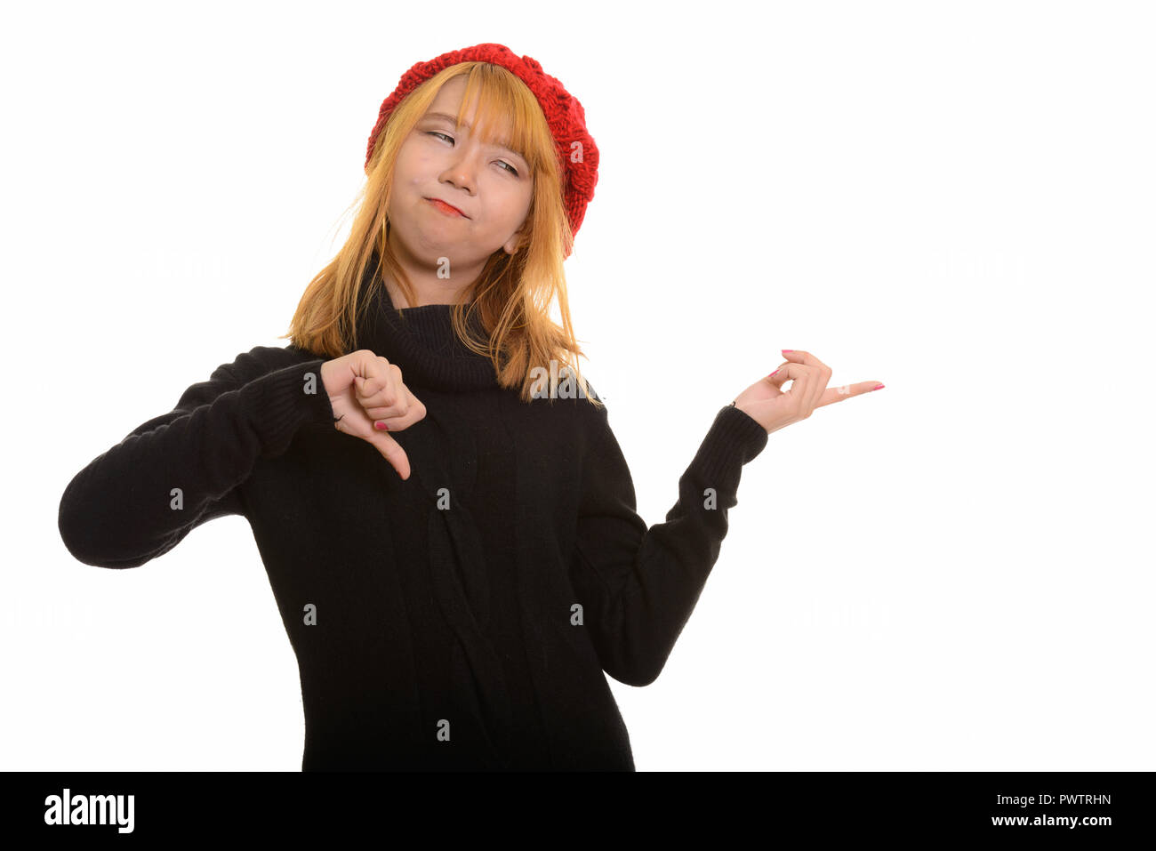 Young cute Asian woman giving thumb vers le bas et face à Banque D'Images