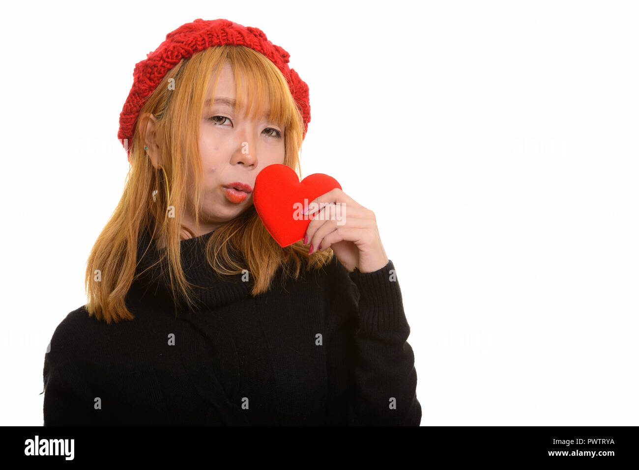 Cute Young Asian woman holding et baisers coeur rouge Banque D'Images