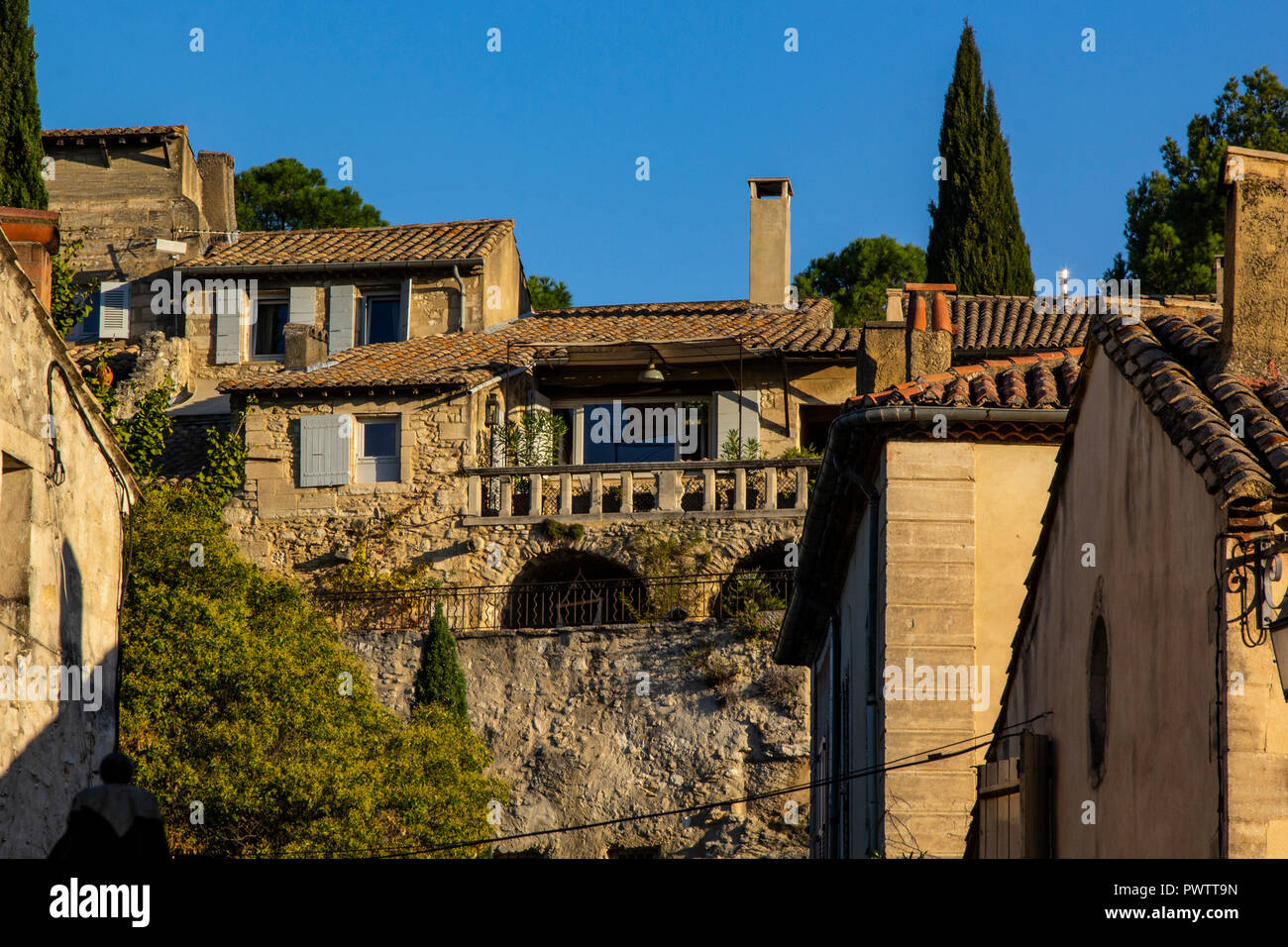 L'argile rouge toits d'Avignon Provence - Bien que le paysage de la Provence subit un changement spectaculaire du nord de tuiles et ardoises gris cède la place à Banque D'Images
