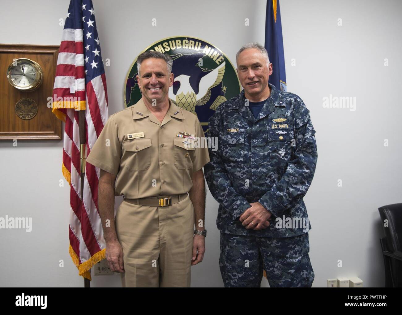 BANGOR, Washington (22 juin 2017) Chef du personnel naval Vice Adm. Robert Burke se réunit avec Adm arrière. John Tammen, commandant de sous-marin, Groupe 9, lors d'une visite à la base navale de Kitsap (NBK) Bangor. Au cours de sa visite, il a effectué quatre mains tous les appels à NBK Bangor et NBK Bremerton pour répondre aux questions du marin. ( Banque D'Images