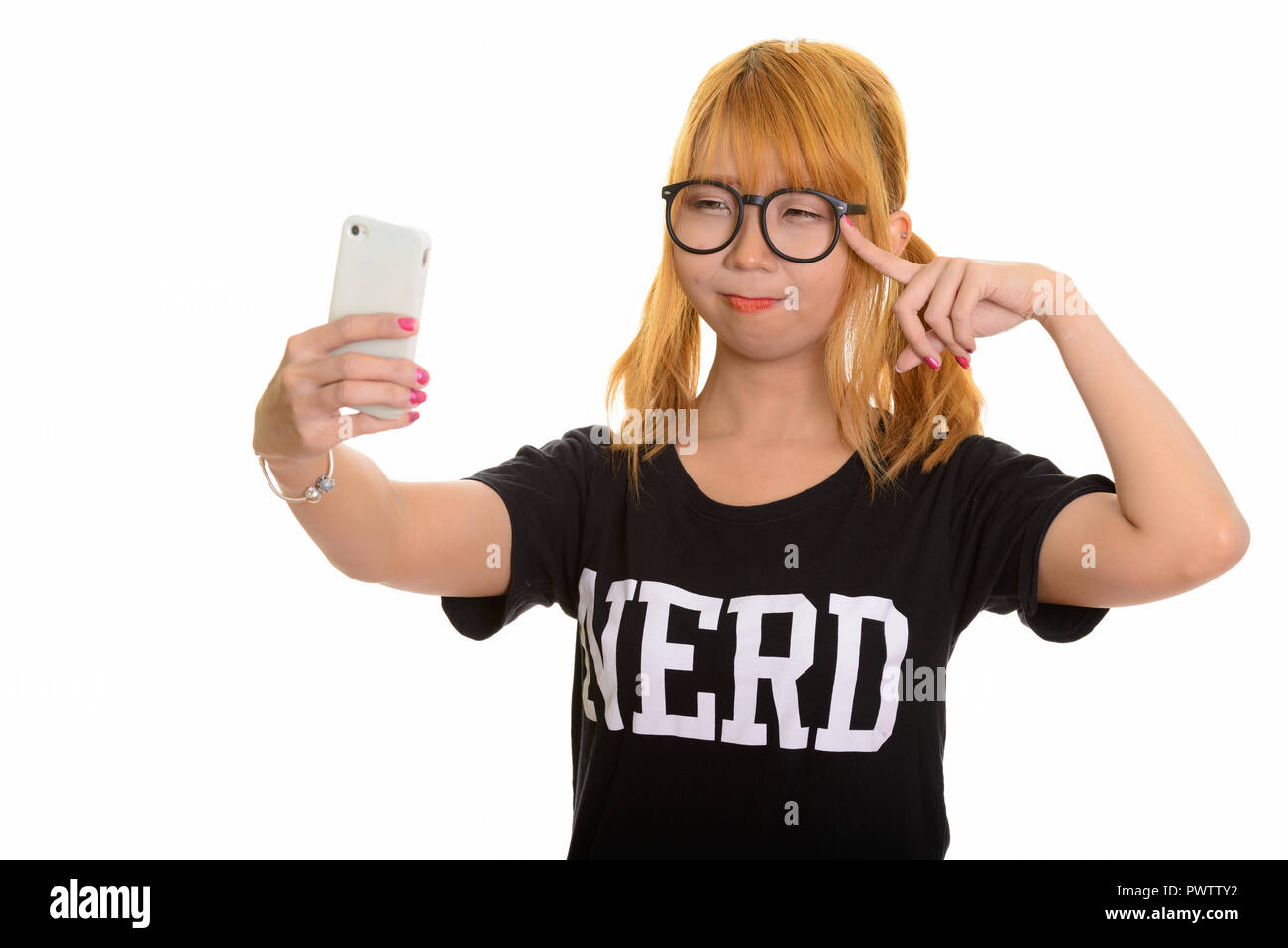 Young cute Asian woman taking nerd avec selfies et téléphone mobile Banque D'Images