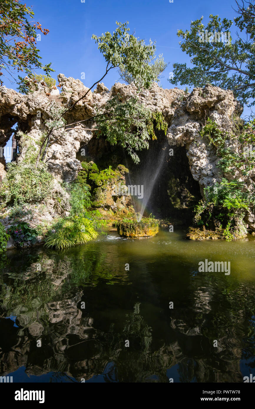 Rocher des Doms fontaine de jardin - Le Rocher des Doms jardin propose une terrasse et vue panoramique sur la région du Rhin. Son g Banque D'Images