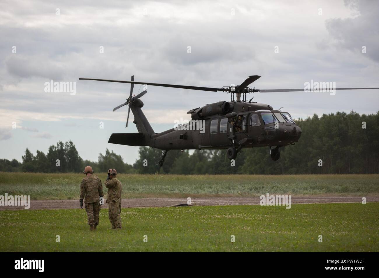 Les soldats de l'armée américaine d'observer un UH-60 Black Hawk enlève durant la grève à Pabrade sabre 17, la Lituanie, le 22 juin 2017. Grève 17 Sabre de l'armée américaine est une force multinationale de l'Europe exercer des forces combinées menée chaque année pour renforcer l'Alliance de l'OTAN dans la région de la Baltique et de la Pologne. L'exercice de cette année comprend et intégré de formation axés sur la dissuasion synchronisé conçu pour améliorer l'interopérabilité et à l'état de préparation des forces militaires des Nations Unies participantes 20. Banque D'Images