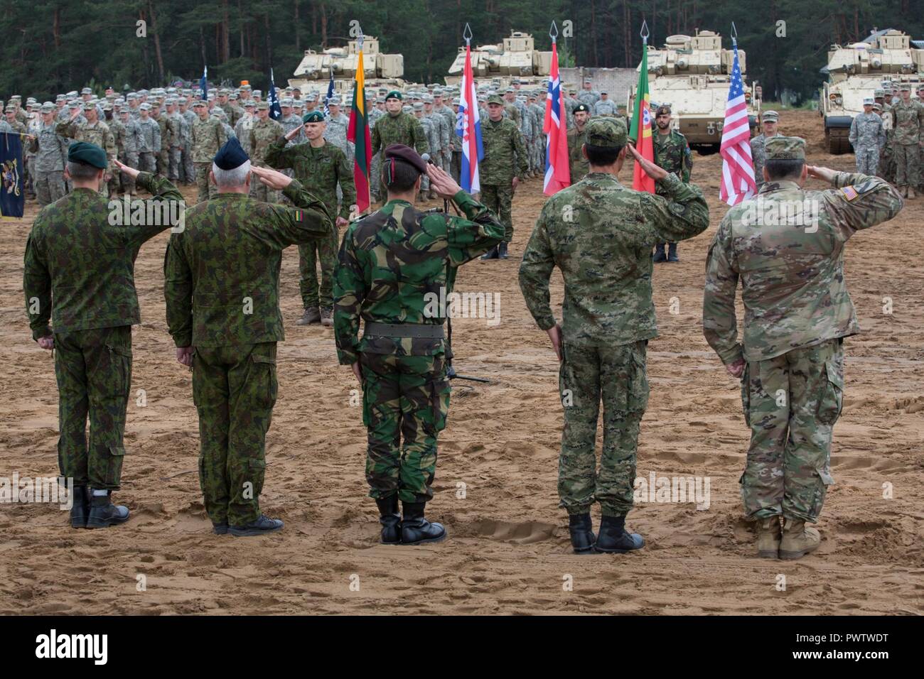 Les troupes multinationales militaires durant la grève à Pabrade sabre 17, la Lituanie, le 22 juin 2017. Grève 17 Sabre de l'armée américaine est une force multinationale de l'Europe exercer des forces combinées menée chaque année pour renforcer l'Alliance de l'OTAN dans la région de la Baltique et de la Pologne. L'exercice de cette année comprend et intégré de formation axés sur la dissuasion synchronisé conçu pour améliorer l'interopérabilité et à l'état de préparation des forces militaires des Nations Unies participantes 20. Banque D'Images