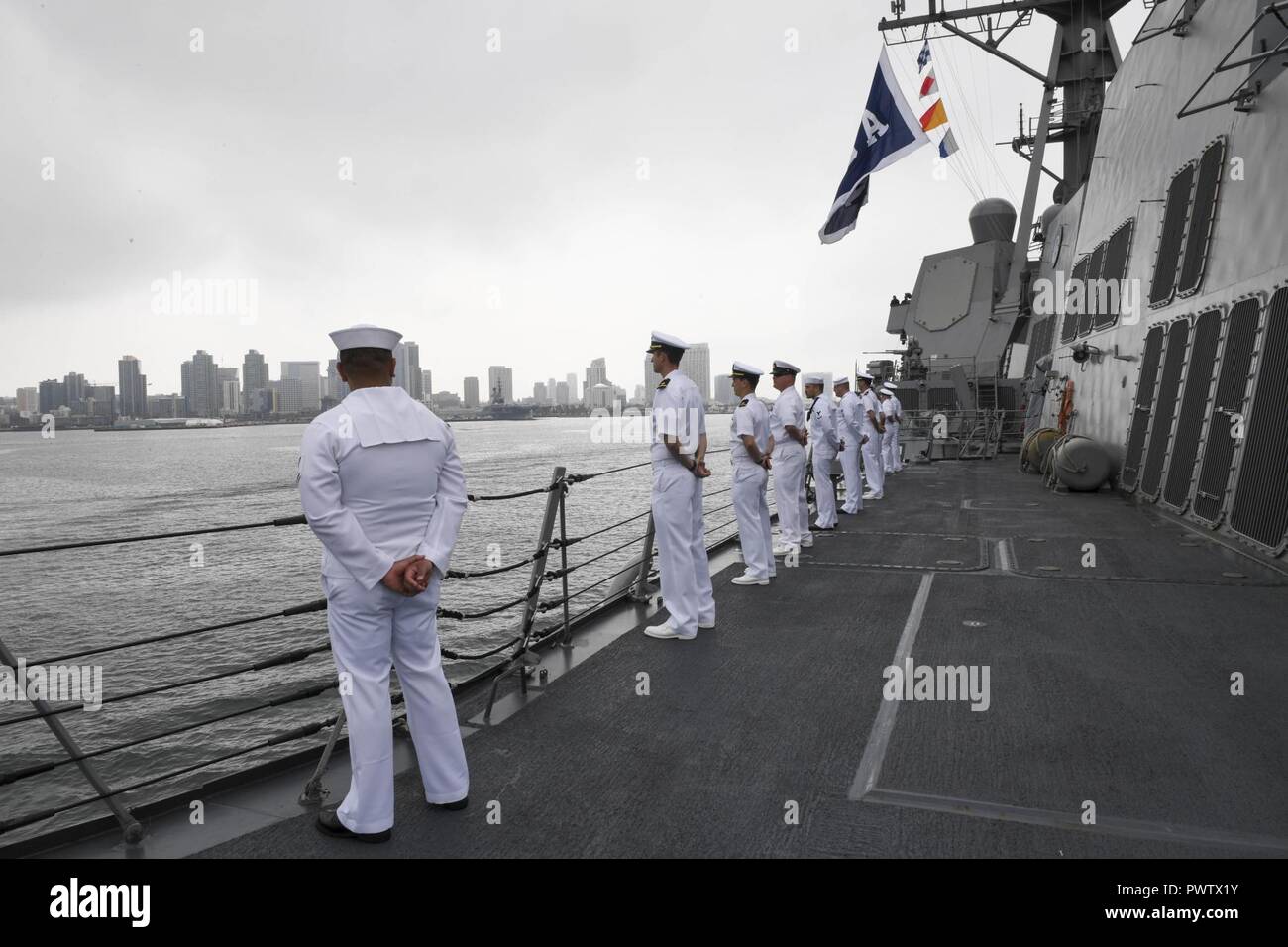 SAN DIEGO (23 juin 2017) l'homme marins comme les rails de la classe Arleigh Burke destroyer lance-missiles USS Wayne E. Meyer (DDG 108) revient à son port d'attache de la base navale de San Diego. Carl Vinson grève groupe a achevé une période de cinq mois et demi, le déploiement sur l'ouest du Pacifique. ( Banque D'Images