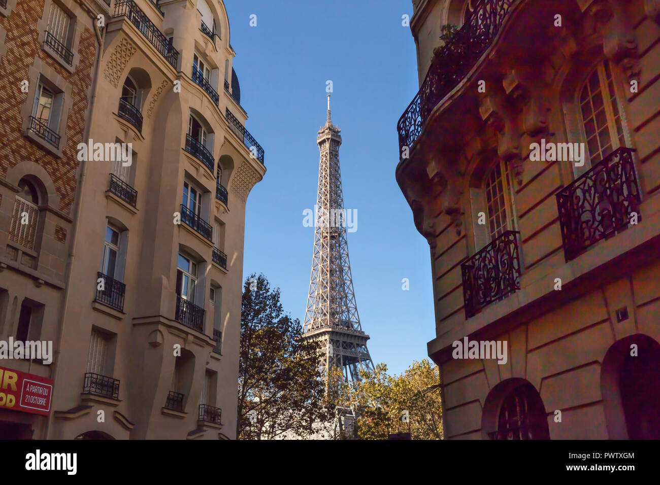 La Tour Eiffel 'La Tour Eiffel' est un pylône en treillis de fer sur le Champ de Mars à Paris. Construit en 1889, il est devenu une icône mondiale de la France un Banque D'Images