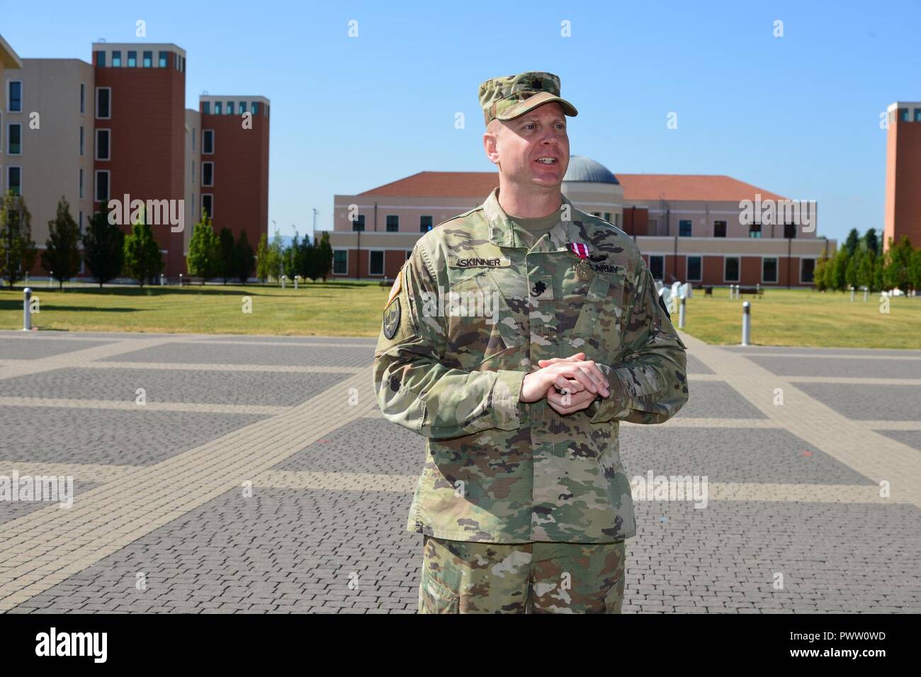 Le lieutenant-colonel Brant O. Skinner commandant sortant 509e Bataillon du signal, parle au cours de la Médaille du service méritoire Cérémonie devant une cérémonie de passation de commandement à la Caserma Del Din, Vicenza, Italie, le 26 juin 2017. Banque D'Images