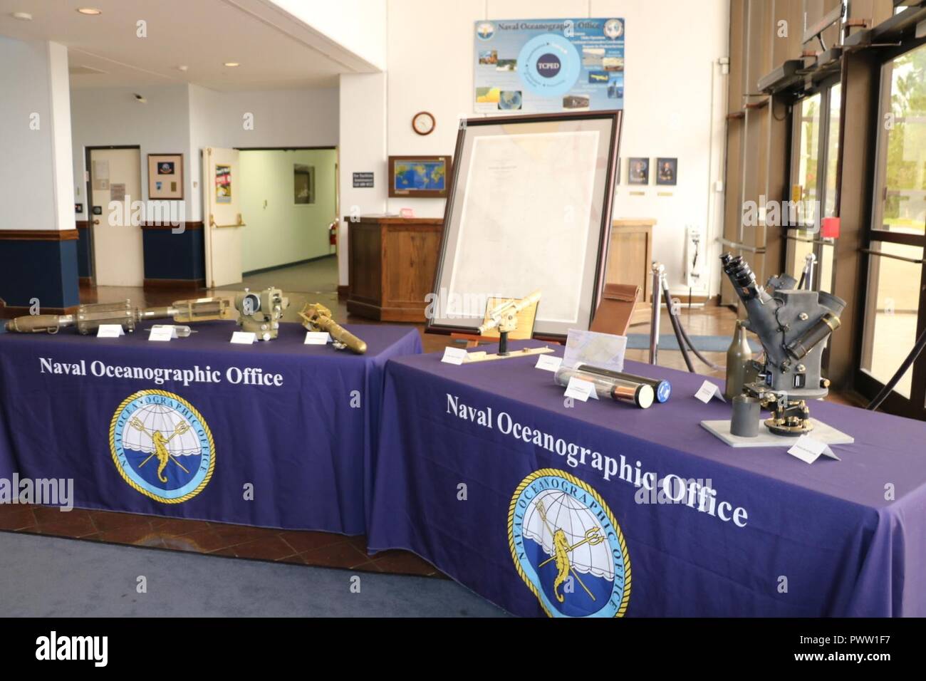 Au cours d'une célébration de la Journée mondiale de l'hydrographie Le 26 juin 2017, le Naval Oceanographic Office affiche l'équipement de levés hydrographiques des années passées dans le hall du commandement pour les participants à voir. Banque D'Images