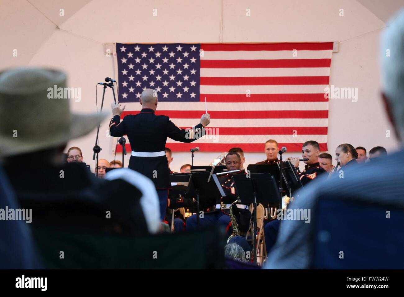 La 2e Division Marine Band de Camp Lejeune, en Caroline du Nord, lors d'Overman Park pendant la Sturgis Falls Célébration à Cedar Falls, Iowa, le 24 juin 2017. La présence de bande aide les efforts de recrutement dans le Midwest, y compris le Musicien Engagé. Banque D'Images