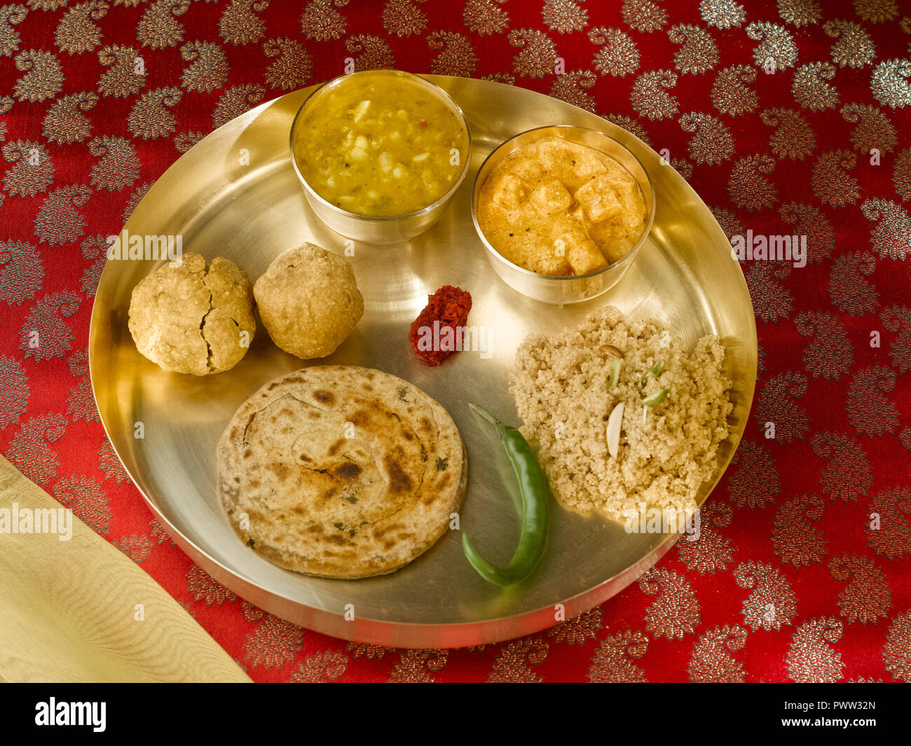 Un plein repas/ TRADITIONNELLE RÂJASTHÂNÎ THALI RAJASTHANI : DE GAUCHE À DROITE : CHURMA KE LADOO, SHRIKHAND,GHEE, CHURMA, chutney, vert d'AIL FRAIS, LE METHI BHAK Banque D'Images