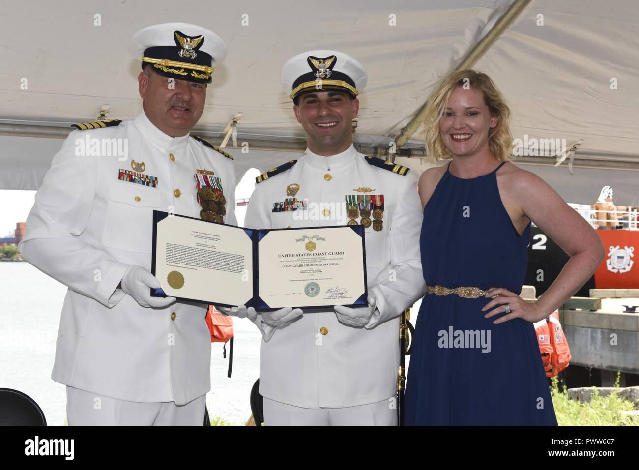 NEW YORK - Le Capitaine de la Garde côtière canadienne Michael Day (à gauche), commandant du Secteur de la Garde côtière canadienne, New York se distingue avec le Lieutenant Cmdr. Paul Windt et sa femme pendant la Sitkinak's changer de commandement cérémonie à Bayonne, New Jersey, le 29 juin 2017. L'Sitkinak est une île de 110 pieds de bateau de patrouille de classe et a un effectif qui comprend deux officiers et 15 soldats. Banque D'Images