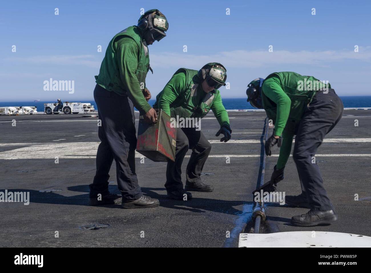 Océan Atlantique (25 juin 2017) marins lubrifier un câble sur le poste de pilotage à bord du porte-avions USS Dwight D. Eisenhower (CVN 69) (Ike). Ike est en cours pendant la phase de maintien en puissance de la flotte (Plan d'intervention optimisés OFRP). ( Banque D'Images