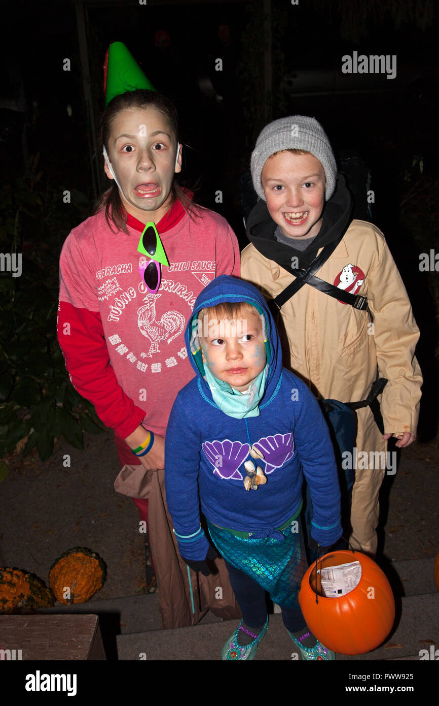 Et Halloween Halloween costumes en essayant de spook les bonbons soins et photographe. St Paul Minnesota MN USA Banque D'Images