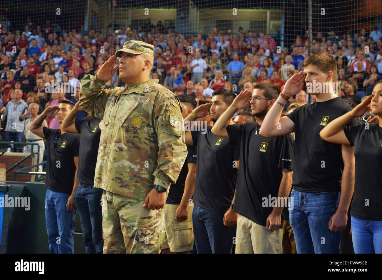 Soutenu par une formation de futurs soldats, Sgt. 1re classe Rafael Ramirez, premier sergent, Phoenix North, Société de recrutement salue durant l'hymne national, avant un match entre les Diamondbacks de l'Arizona et le Colorado Rockies, le 2 juillet, le Chase Field, Phoenix. Banque D'Images