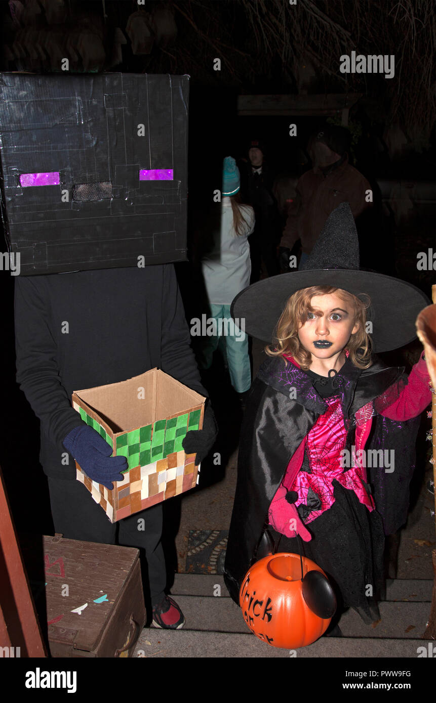 Robot Halloween sorcière effrayante et en costume pour une nuit d'astuces ou de traite. St Paul Minnesota MN USA Banque D'Images