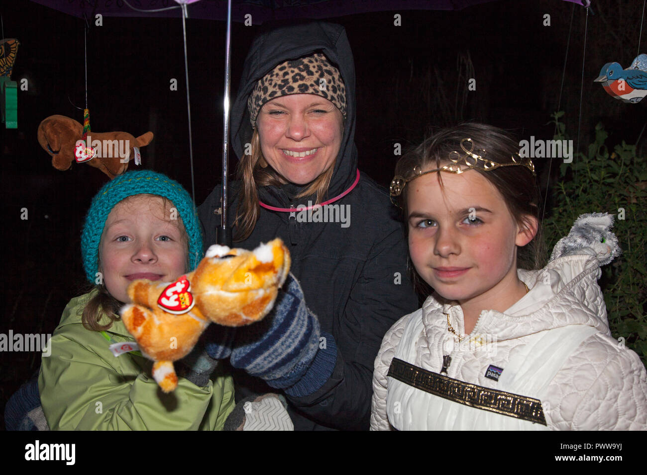Smiling maman sort avec ses costumes d'Halloween trick or treat filles avec leurs animaux en peluche TY Beanie Babies. St Paul Minnesota MN USA Banque D'Images