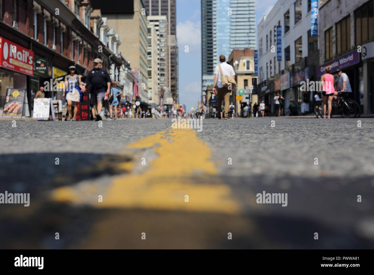 Low angle shot de Yonge et Bloor Street à ouvrir pendant les "rues", Toronto, Ontario, Canada. Banque D'Images