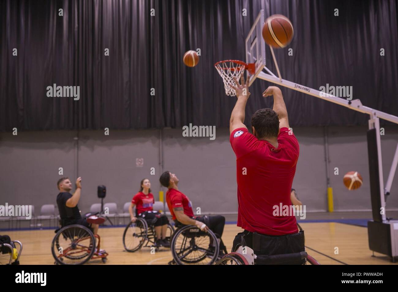 Matthew vétéran du Corps des Marines américain Grashen tire une balle pendant la pratique de basket-ball en fauteuil roulant au DoD 2017 Jeux de guerrier au McCormick Place de Chicago, le 29 juin 2017. Grashen, originaire de Kenosha, Wisconsin, est membre de l'équipe des Jeux de guerrier DoD 2017 Marine Corps. Le Guerrier du DoD est un jeux concours sportif adapté des blessés, des malades et des blessés militaires et anciens combattants. Banque D'Images