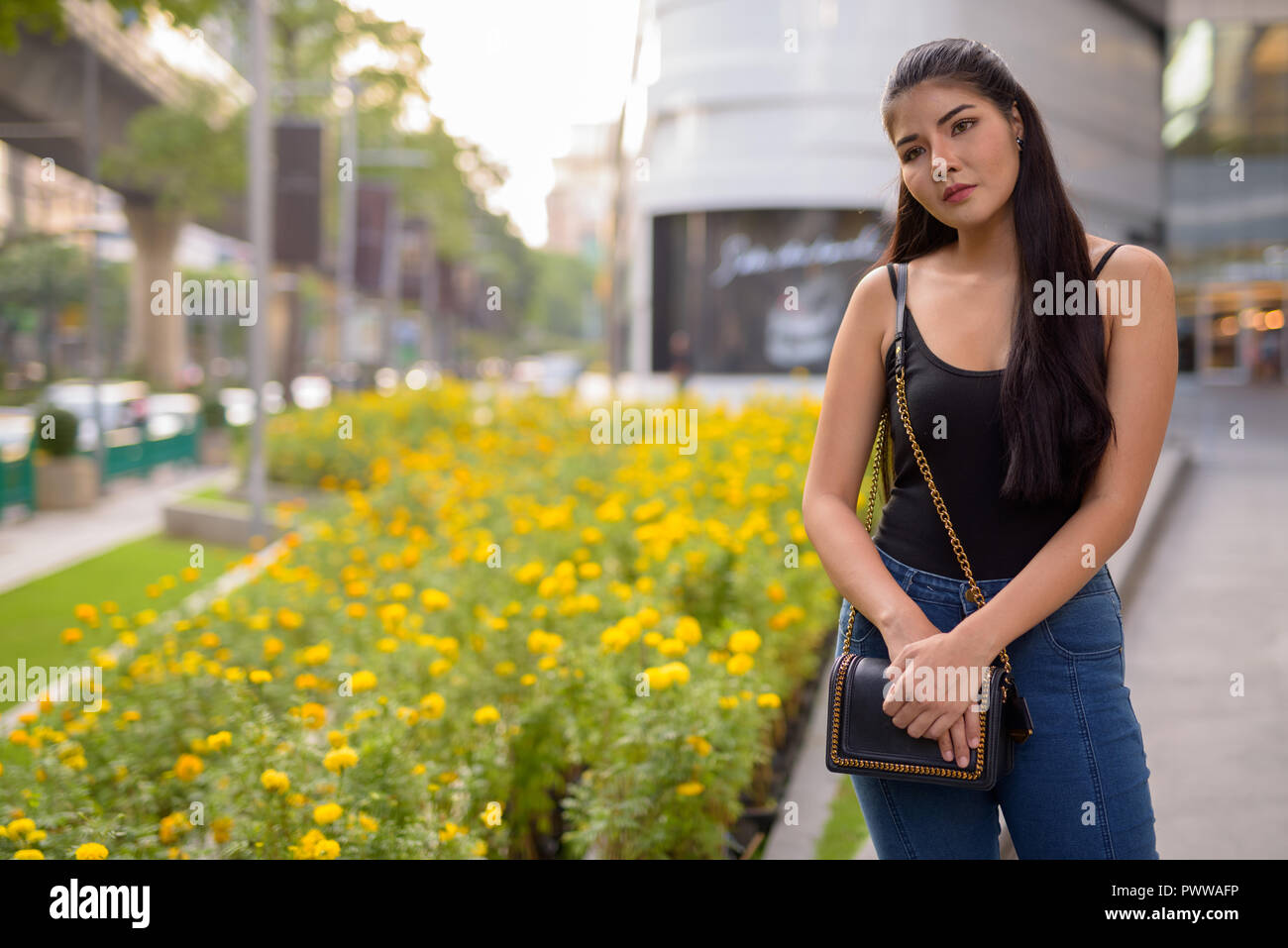 Belle jeune femme asiatique l'exploration autour de la ville Banque D'Images