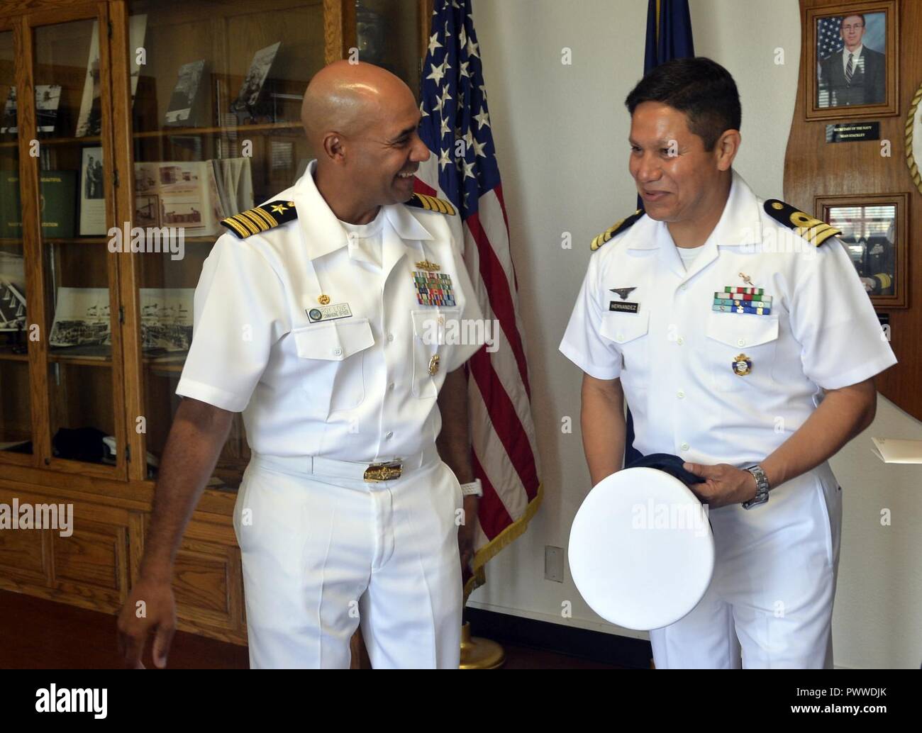 SAN DIEGO (6 juillet 2017) Base navale de San Diego (NBSD)Commandant Le capitaine Roy Love merci commandant du navire de patrouille de la marine mexicaine Revolucion de bras (Po-164) Le Cmdr. Arturo Hernandez Martinez pour visiter la base après un appel du bureau. La révolution est une escale au port de NBSD. ( Banque D'Images