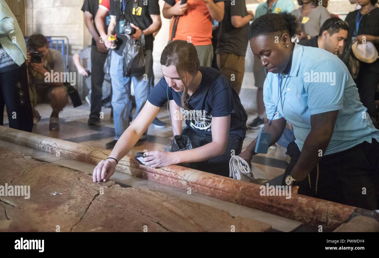 Jérusalem (3 juillet 2017) marins affectés au porte-avions USS George H. W. Bush (CVN 77) place des reliques à l'église du Saint-Sépulcre à Jérusalem. Le navire est à Haïfa, en Israël pour une visite de port prévue pour améliorer les relations entre les États-Unis et Israël. ( Banque D'Images