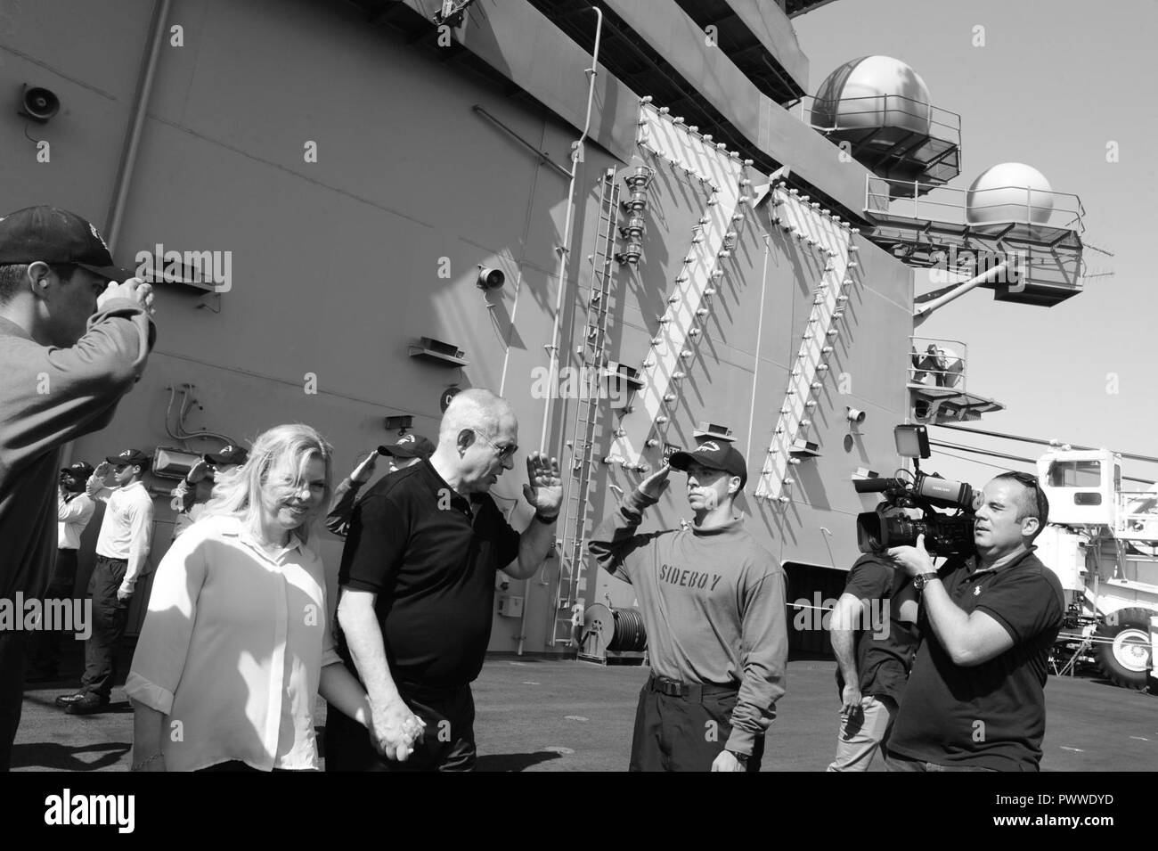 Haïfa, Israël (3 juillet 2017) Le Premier ministre israélien Benjamin Netanyahu renvoie un salut en passant par sideboys à partir du porte-avions USS George H. W. Bush (CVN 77) lors d'une visite au navire. La visite a été menée pour renforcer les relations avec les États-Unis et Israël et les deux nations unies en faveur de la stabilité dans la région. Le navire et son groupe aéronaval mènent des opérations navales dans la sixième flotte américaine zone d'opérations à l'appui de la sécurité nationale des États-Unis en Europe et en Afrique. ( Banque D'Images