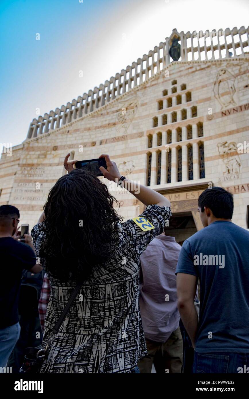 NAZARETH, Israël (3 juillet 2017) Technicien en électronique de l'Aviation 2e classe Acacia Nicholson du porte-avions USS George H. W. Bush (CVN 77) prend une photo d'une église au cours d'une visite de Nazareth. Le navire est à Haïfa, en Israël pour une visite de port prévue pour améliorer les relations entre les États-Unis et Israël. ( Banque D'Images