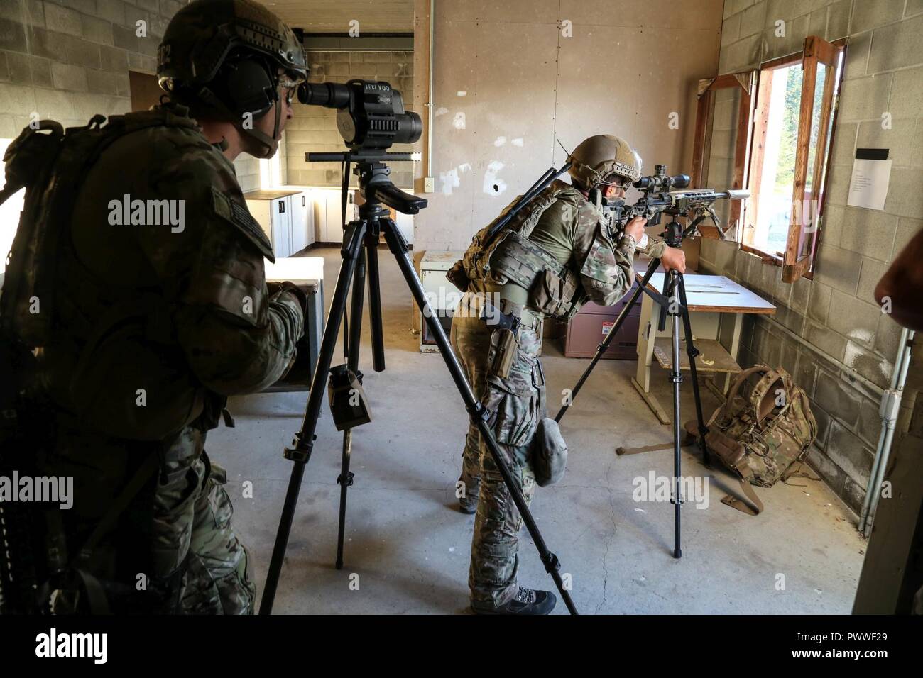 Les bérets verts attribué à l'entreprise Compétences avancées des forces spéciales, détachement de tireurs 1st Special Forces Group (Airborne) se préparer à engager leur cible au début un stress urbain tirer à Joint Base Lewis-McChord, Wa., le 29 juin, 2017. La formation continue permet aux équipes de tireurs de travailler sur leurs compétences dans une situation stressante et réaliste de l'environnement de prise de vue urbaine. Banque D'Images