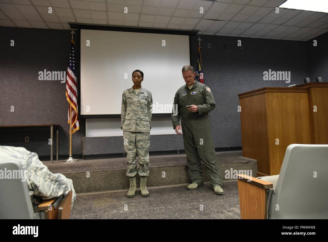 U.S. Air Force Tech. Le Sgt. Rue Canvis D. Thomas s'établit à l'attention alors que le lieutenant-colonel Miles K. Harkey Commandant de la 156e Escadron de transport aérien est off ses réalisations tout en servant dans le Nord Carolina Air National Guard, au North Carolina Air National Guard Base, Charlotte Douglas International Airport, Juillet 5th, 2017. Alors que dans le riz Charlotte reconnu les aviateurs du 145e Airlift Wing, et s'est félicité de retour de leur mission d'aviateurs déployées en Asie du Sud-Ouest, soutien à l'opération Liberté's Sentinel. Banque D'Images