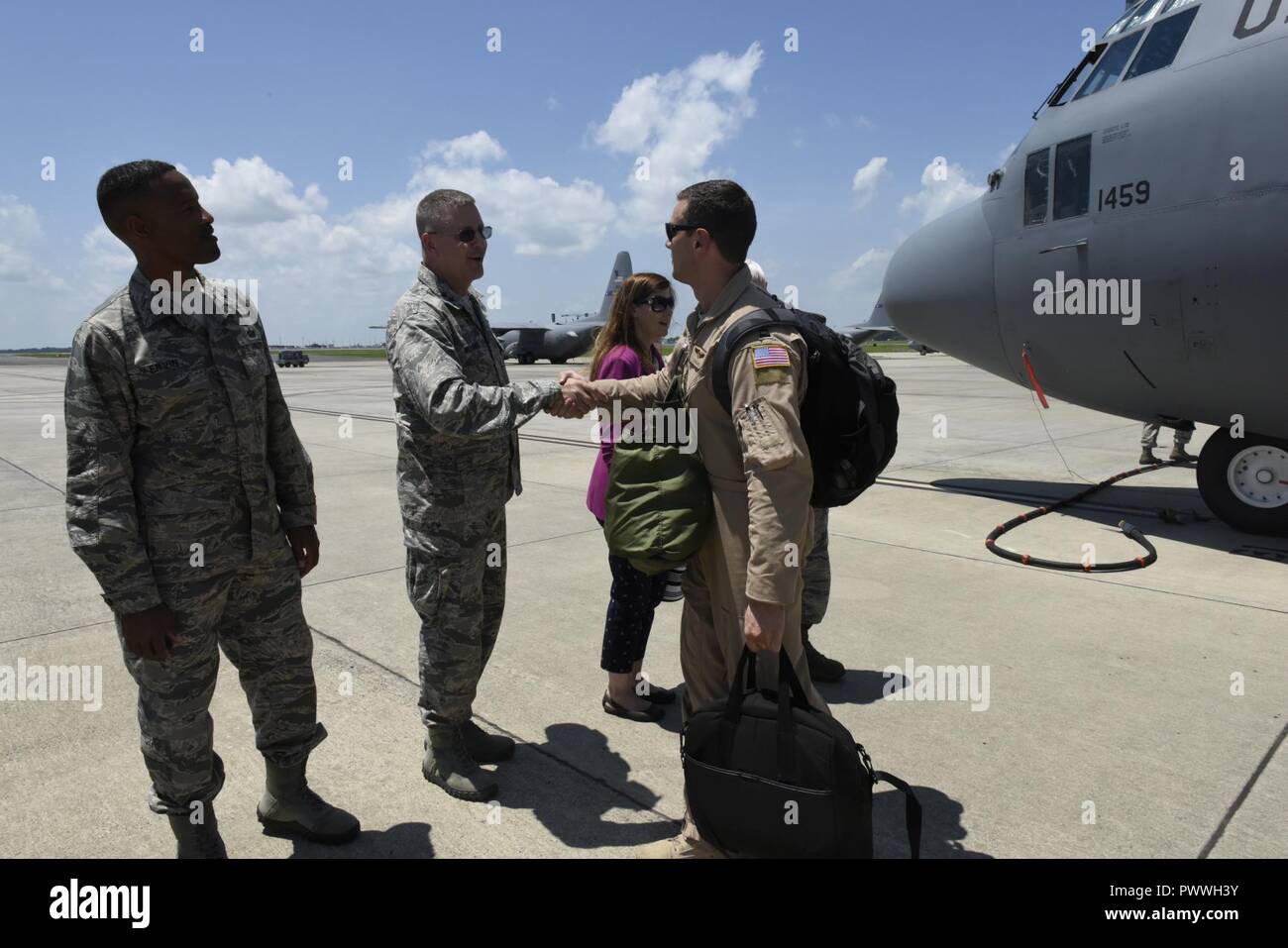 Le capitaine de l'US Air Force Justin M. Ross, de la Caroline du Nord Air National Guard, serre la main avec le brigadier. Le général Roger E. Williams Jr., l'adjoint du Commandant, 18e armée de l'air à Scott Air Force Base, au retour d'un déploiement réussi, tout en Caroline du Nord, de la base de la Garde nationale aérienne de l'Aéroport International de Charlotte Douglas, Juillet 5th, 2017. Ross de rentrer d'une mission de six mois à l'étranger dans le sud-ouest de l'Asie de l'opération Liberté's Sentinel. Banque D'Images