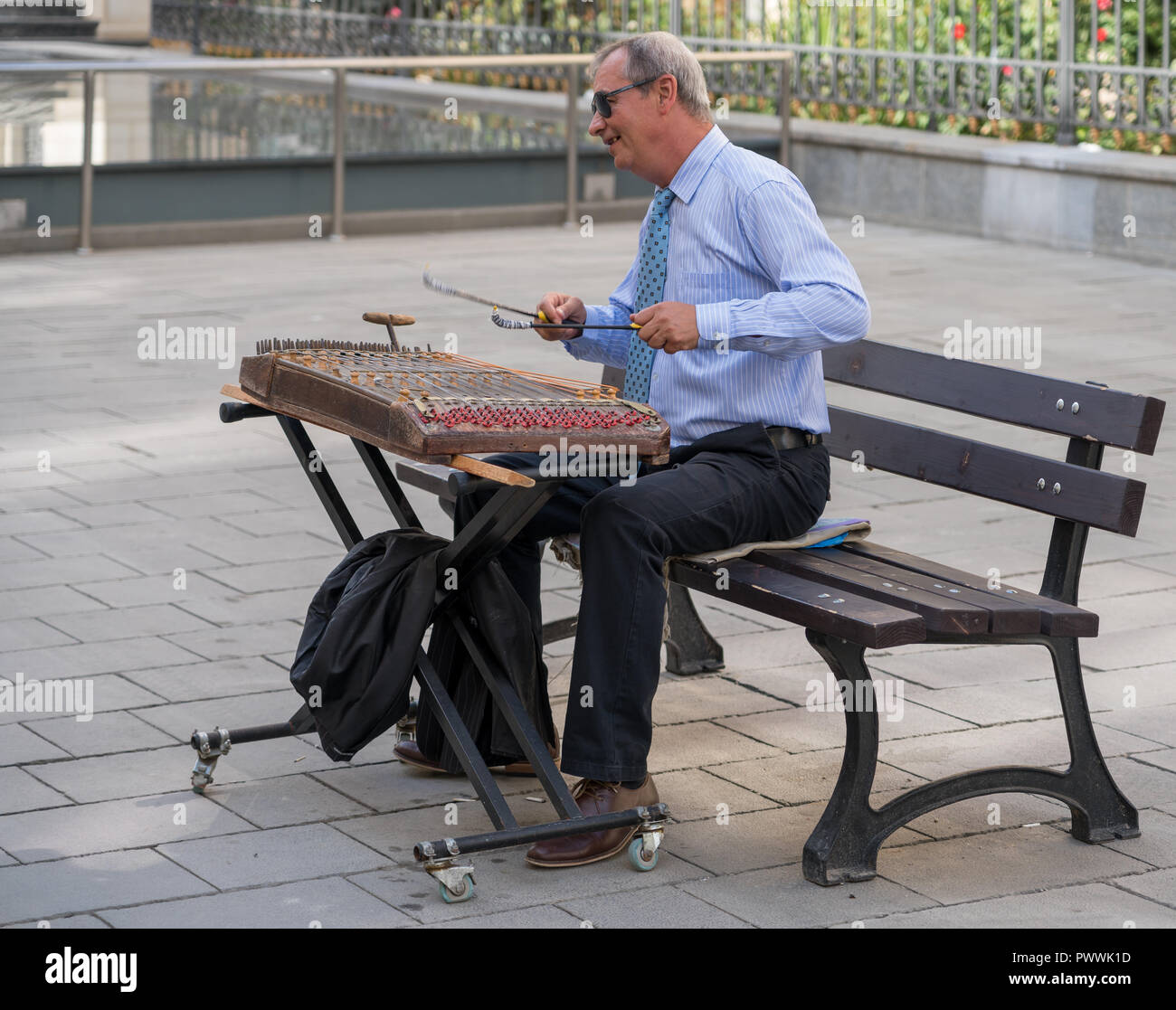 Bucarest/Roumanie - Septembre 21 : Homme jouant un instrument de musique ancienne à Bucarest Roumanie le 21 septembre 2018. Un homme non identifié Banque D'Images