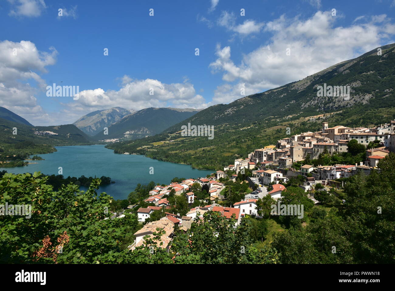 Dans le centre de l'Italie il y a une région, appelée les Abruzzes, où l'on peut encore trouver la nature sauvage ainsi que de petites villes riches en histoire et traditions. Banque D'Images