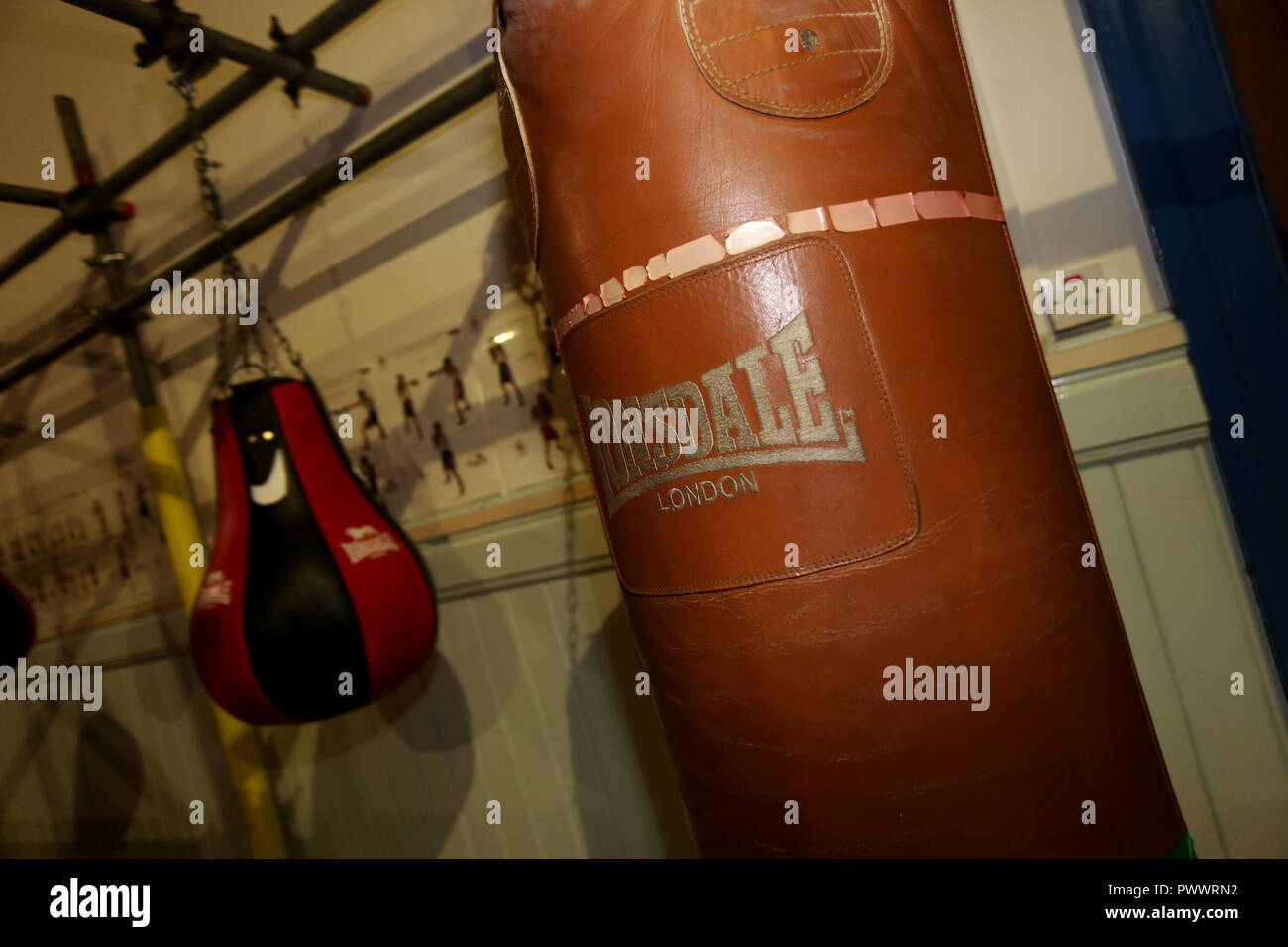 Vues générales de boxeurs jeunes et vieux de la formation et de travail à Littlehampton Boxing Club, West Sussex, UK. Banque D'Images