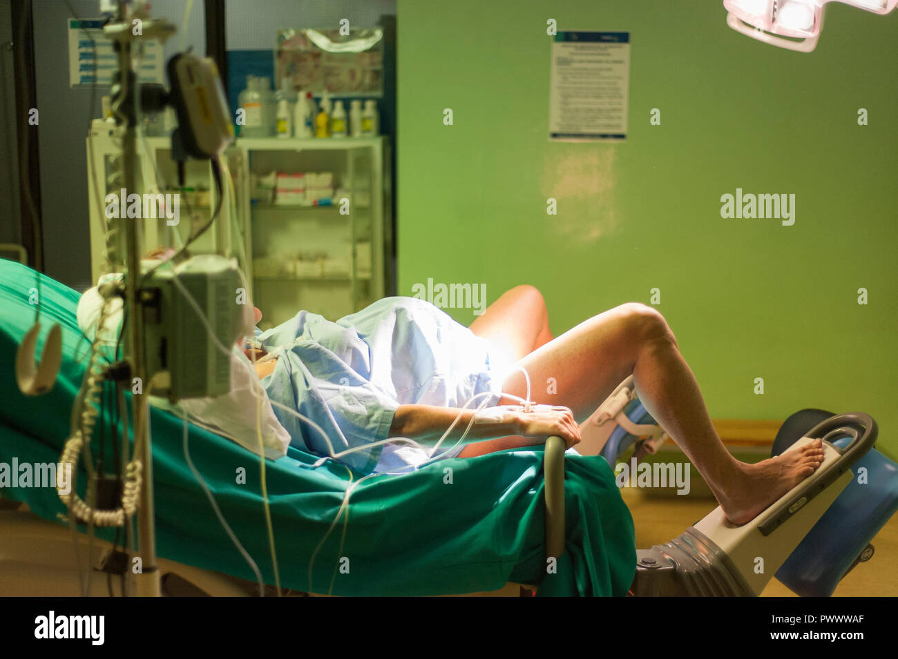 Une femme dans la salle d'accouchement avant de donner naissance Banque D'Images