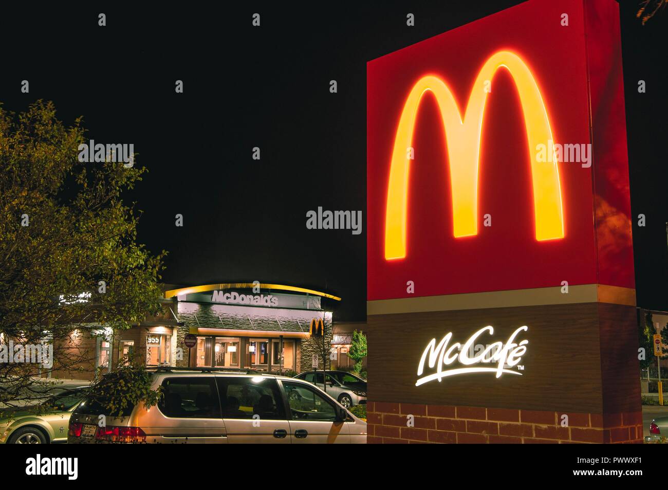 Chicago, Illinois--Oct 17, 2018 ; Golden Arches formulaire Lettre M sur allumé rouge McCafe signe devant un restaurant Mcdonald's, dans le nord de l'Illinois Banque D'Images