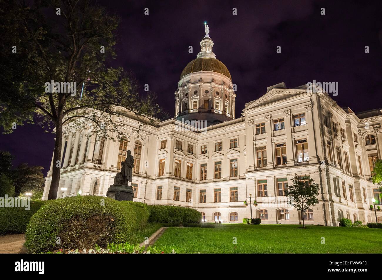 Atlanta, GA--Oct 17, 2018 État de bronze Ellis Arnall se place en avant de la Georgia State House éclairée la nuit Banque D'Images