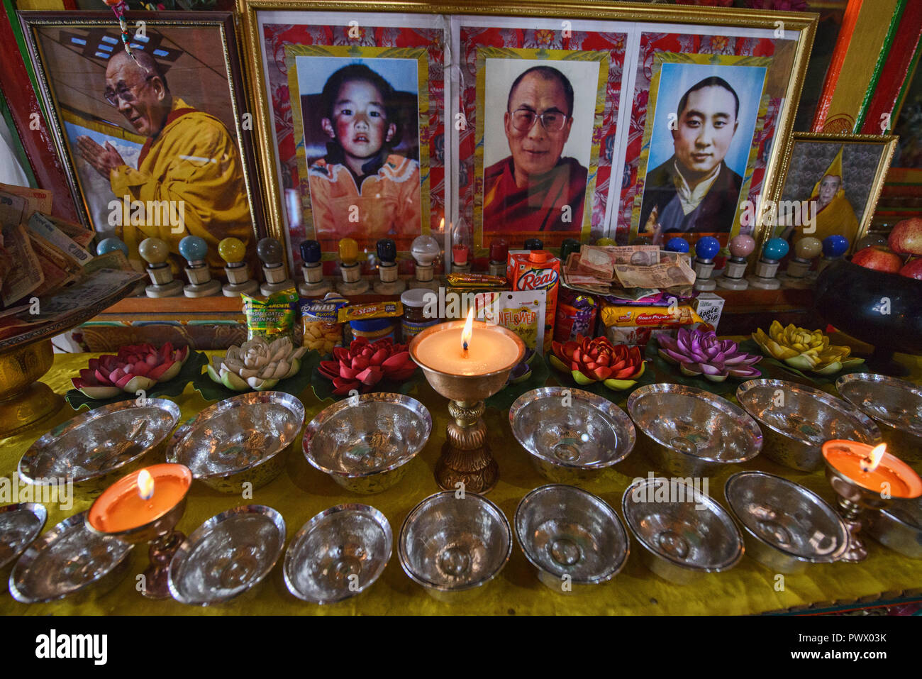 Photo Des Moines Et Du Dalaï Lama, Monastère De Diskit, Vallée De Nubra, Ladakh, Inde Banque D'Images