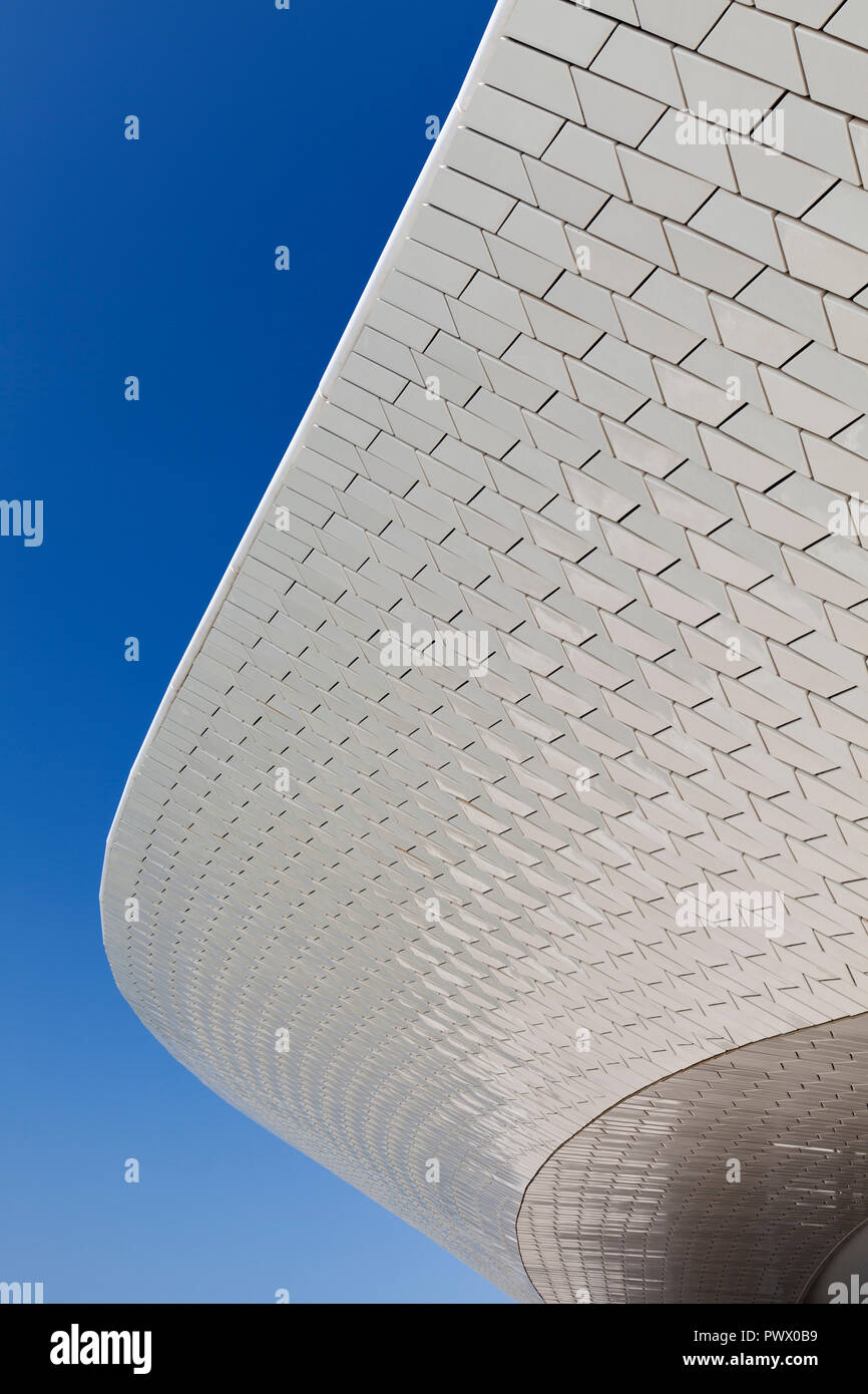 Une vue sur la rivière - Façade de la MAAT, le Musée d'art, d'architecture et de la technologie à Lisbonne, Portugal. Banque D'Images