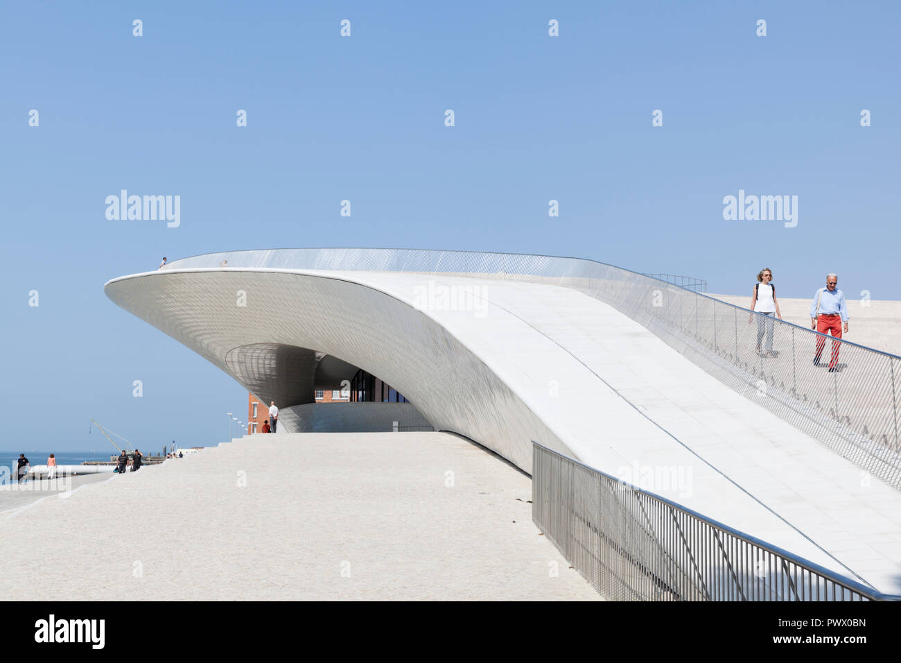 Vue extérieure de la MAAT - Musée d'art, d'architecture et de la Technologie, Lisbonne, Portugal. Vue sur toit en pente qui peuvent être montés jusqu'à la terrasse. Banque D'Images