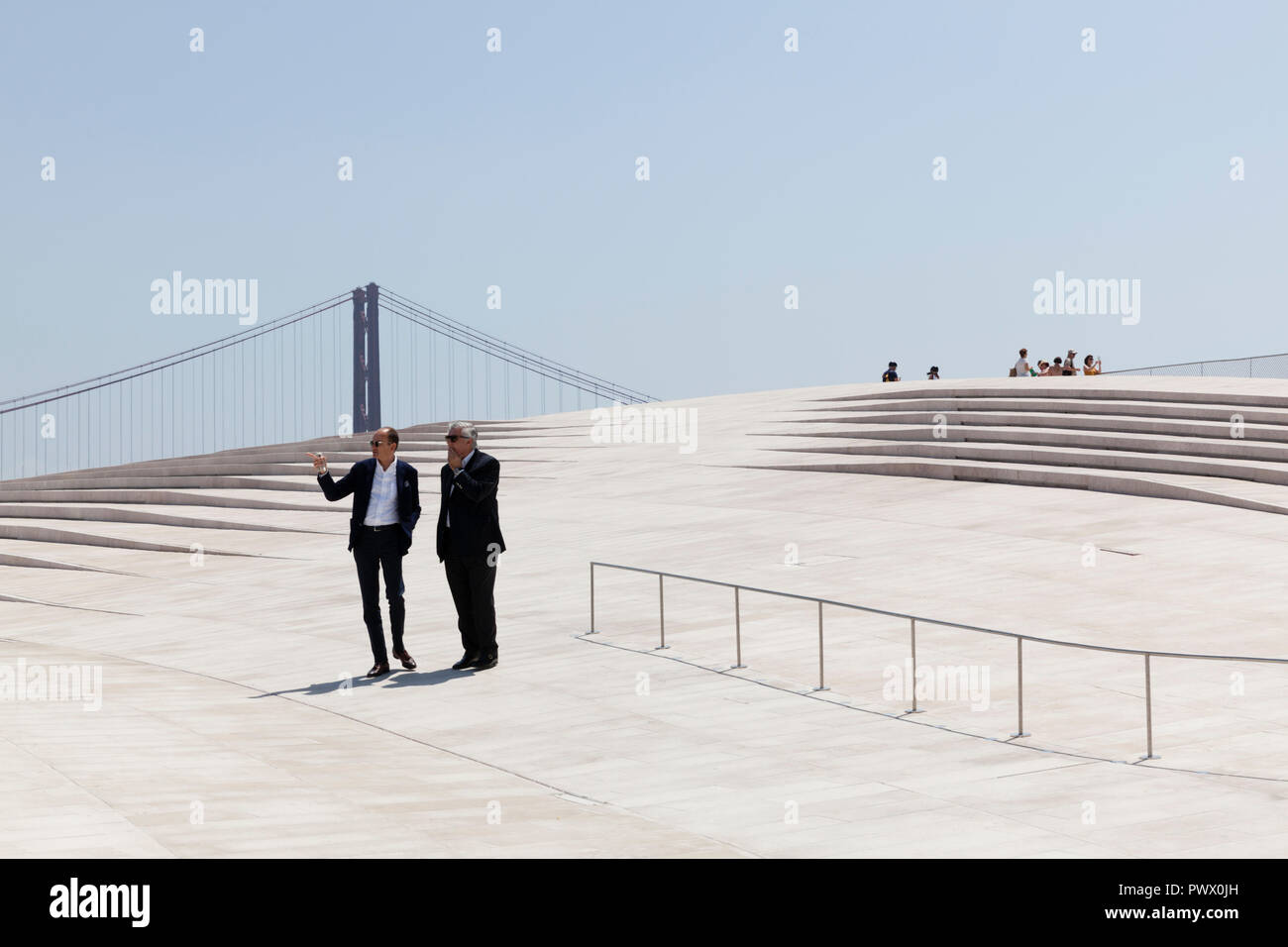 Vue extérieure de la MAAT - Musée d'art, d'architecture et de la Technologie, Lisbonne, Portugal. Avis des visiteurs sur le toit-terrasse. Banque D'Images