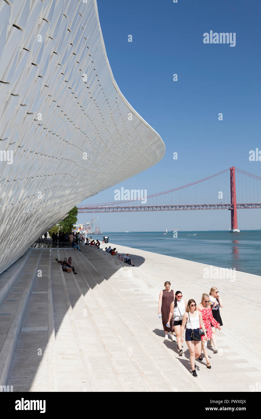 Vue extérieure de la MAAT - Musée d'art, d'architecture et de la Technologie, Lisbonne, Portugal. Une vue de l'emplacement du musée sur le fleuve Tage. Banque D'Images