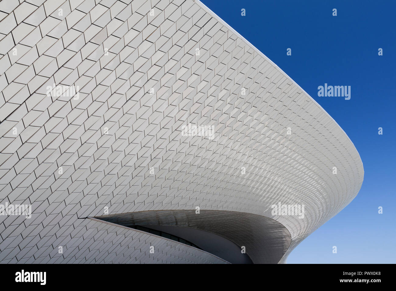 Vue extérieure de la MAAT - Musée d'art, d'architecture et de la Technologie, Lisbonne, Portugal. Vue de la façade de Riverside. Banque D'Images