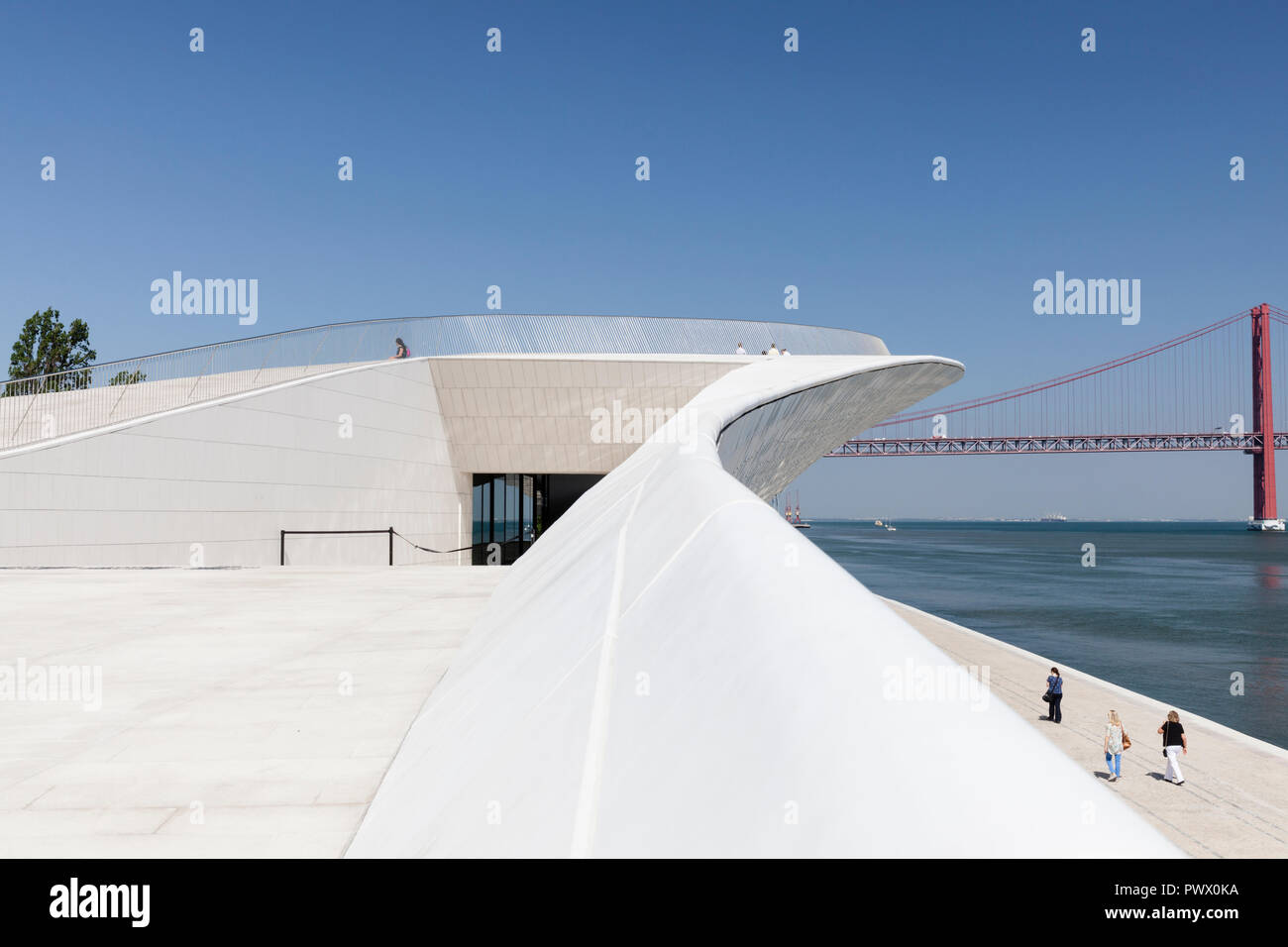 Vue extérieure de la MAAT - Musée d'art, d'architecture et de la Technologie, Lisbonne, Portugal. Vue de la terrasse sur le toit donnant sur le Tage. Banque D'Images