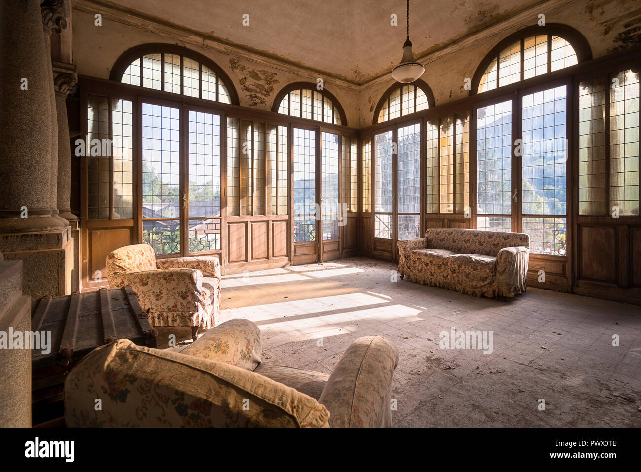 Vue intérieure d'une chambre avec un couple de canapés dans une maison abandonnée en Italie. Banque D'Images