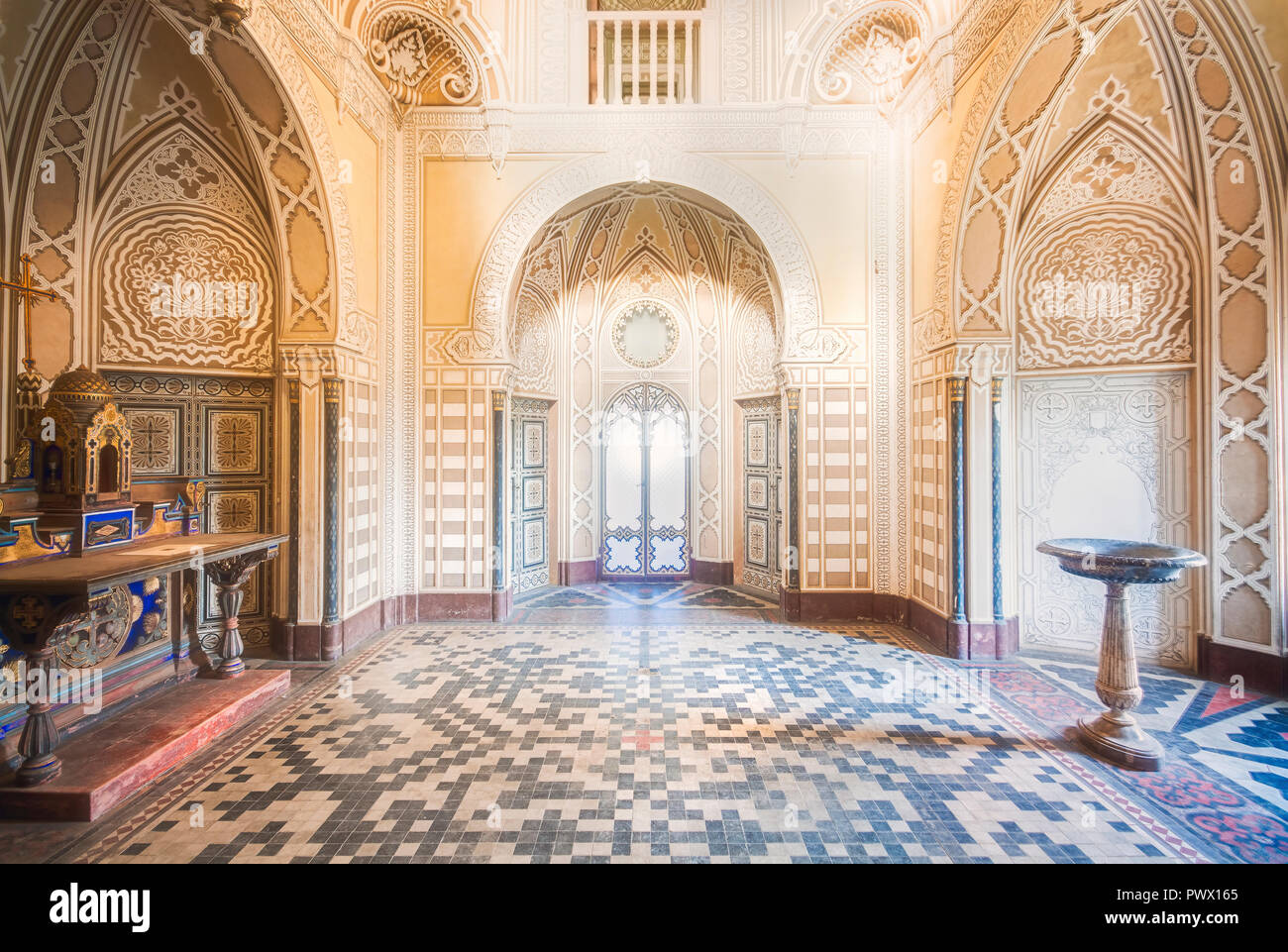 Vue de l'intérieur du château abandonné Sammezzano à Florence, Toscane, Italie. Banque D'Images