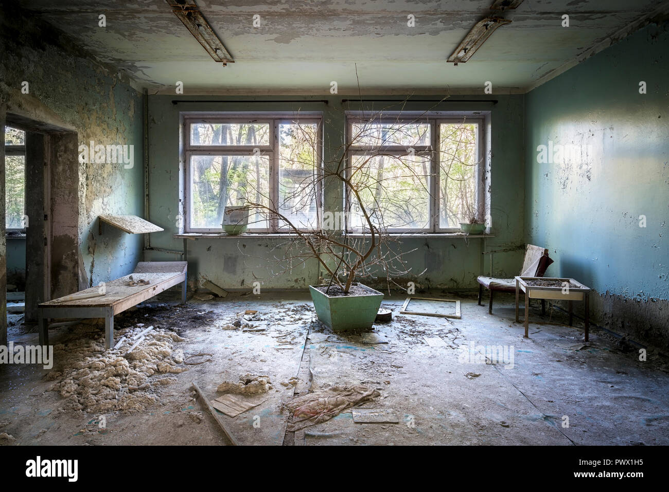 Vue de l'intérieur de l'hôpital abandonné 126 à Tchernobyl, en Ukraine. Banque D'Images